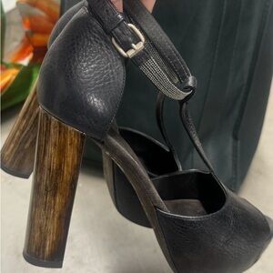 Brunello Cucinelli Sz 38 Black Leather Adjustable T-Strap 🌙 Toe Wood Block Heel